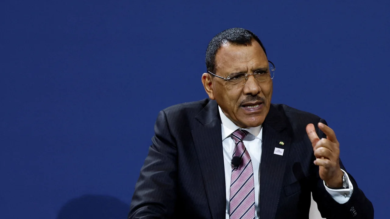 Повалений президент Нігеру змушений їсти сухий рис, оскільки надії на мирне врегулювання перевороту згасли